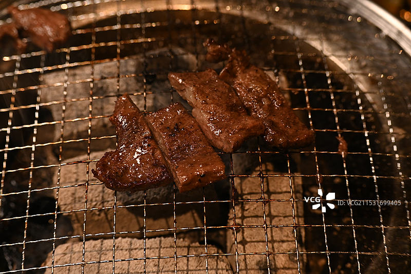 和牛烤肉生肉牛肉安格斯牛迷迭香烤盘特写图片素材