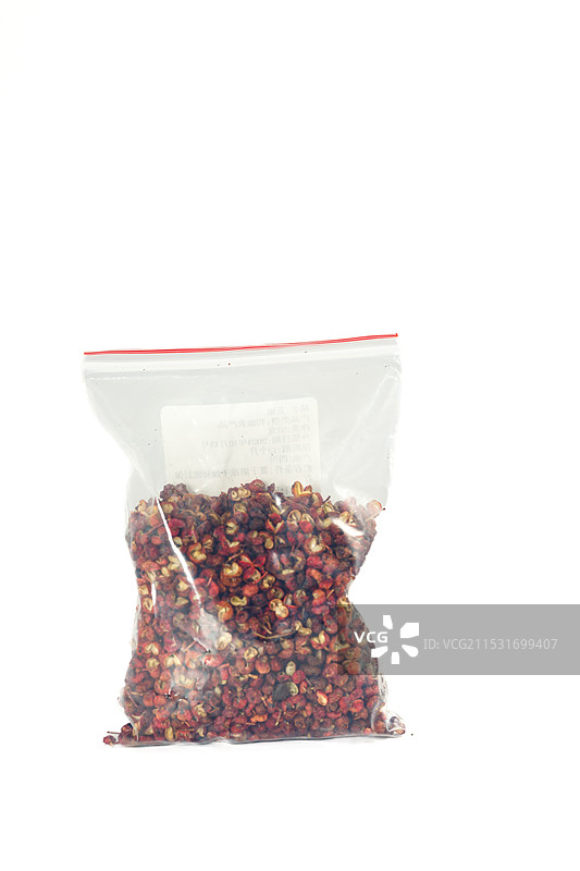 花椒 白色背景上一包透明封口袋装着的美食调味料花椒 免抠静物特写图片素材