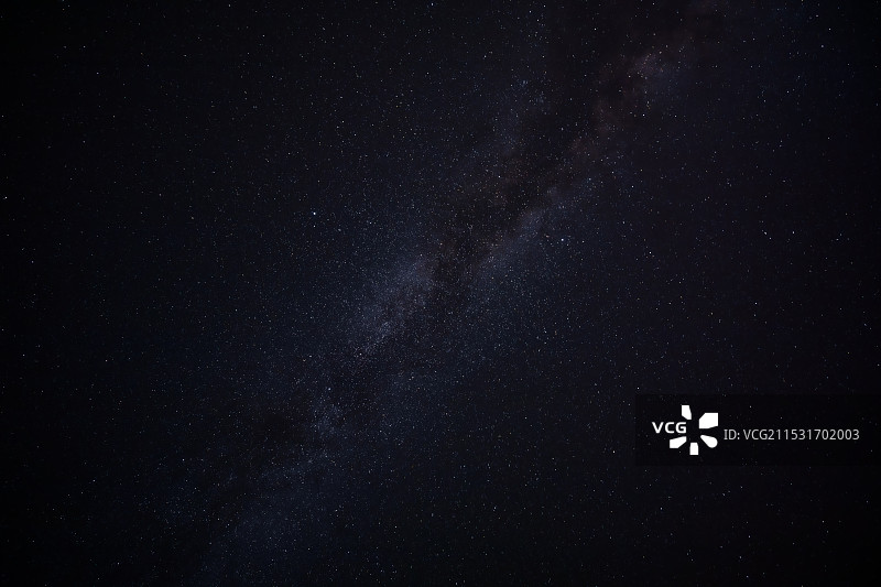 西藏阿里秋天，仰望浩瀚的星空银河，对角线构图图片素材