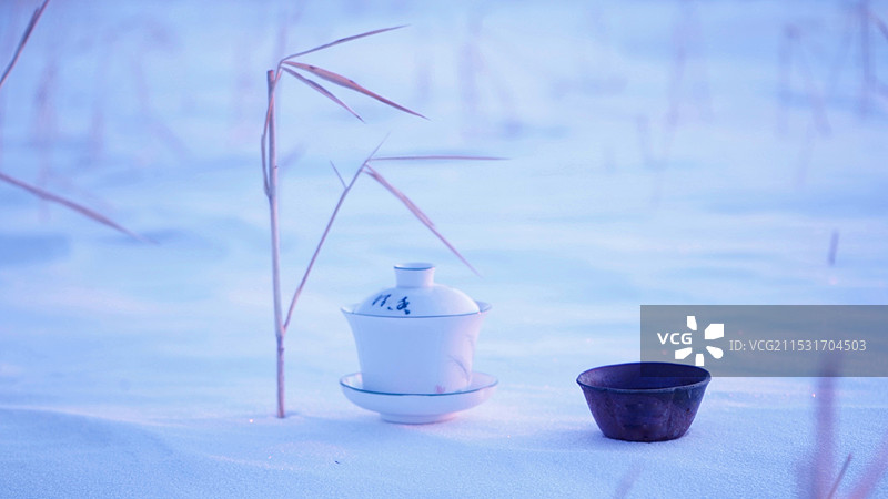 雪地喝茶图片素材