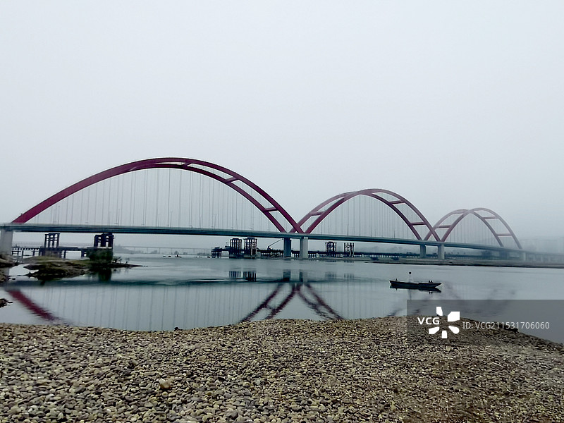 桥下拍摄的湖北十堰丹江口水都二桥图片素材