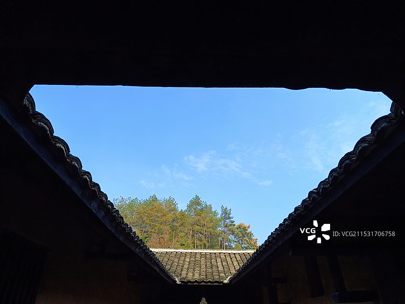 站在毛主席故居的天井里望天空图片素材