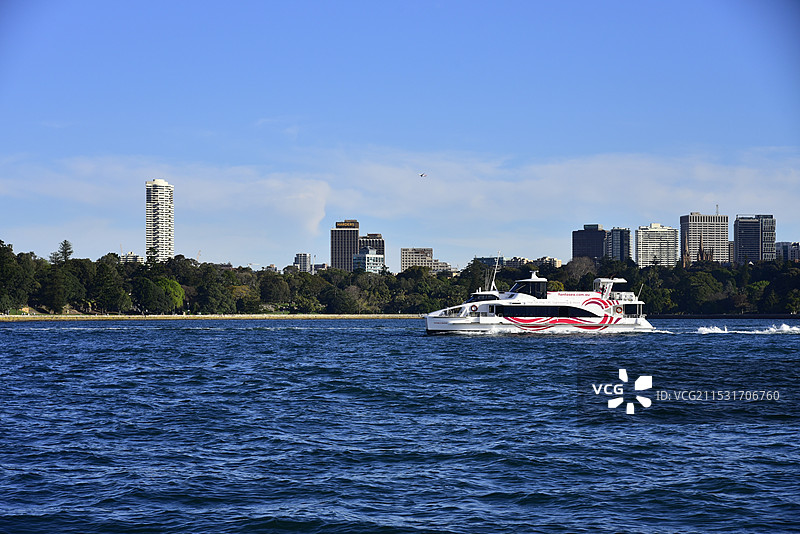 澳大利亚悉尼湾海面上航行的一艘游轮图片素材