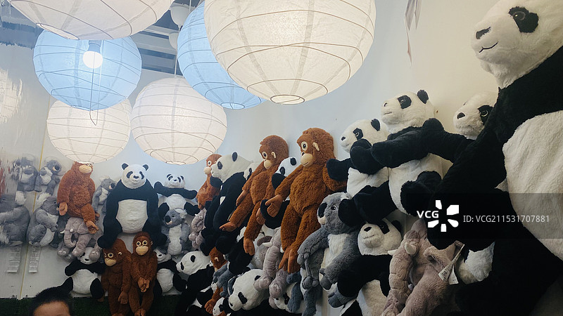 宜家动物玩偶和灯笼照图片素材