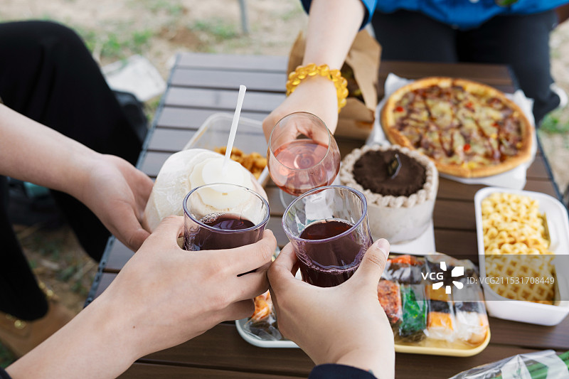 露营野餐聚会干杯图片素材