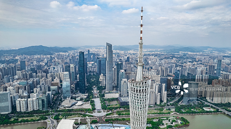 航拍视角下的广州塔和珠江新城城市天际线全景图片素材
