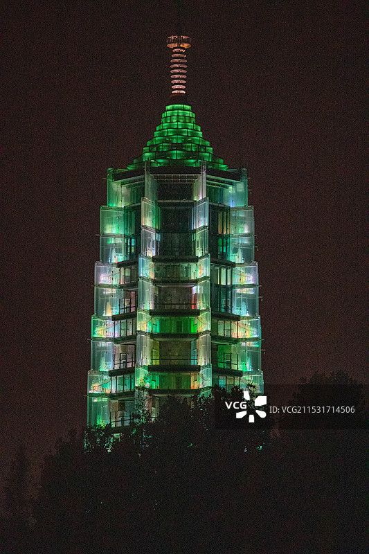 南京夜间夜空照明建筑物的低角度视图图片素材