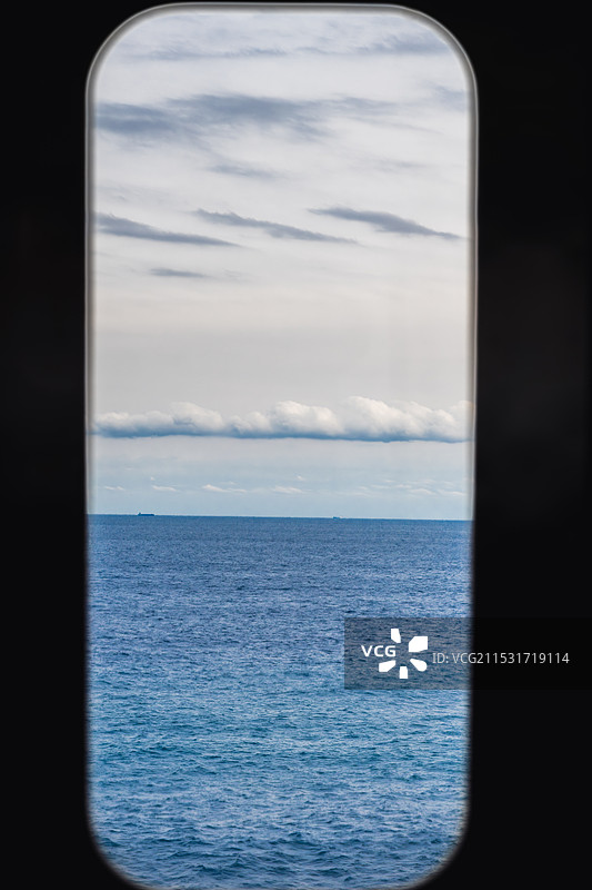 透过窗户看海对天的景色图片素材
