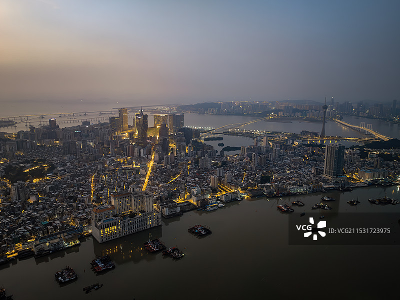 澳门半岛新葡京澳门塔CBD夜景高空航拍图片素材