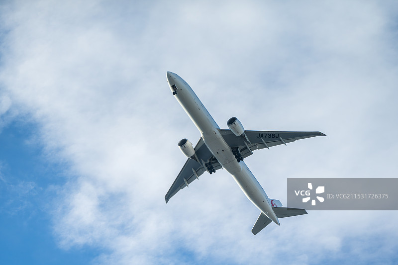 日本东京上空飞过的客运飞机图片素材