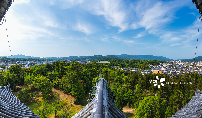 霓虹国，日本本州，中国地区，松江城山公园，日本第二大原始天守，向北看，真山，白鹿山，都市天际线，俯瞰图片素材