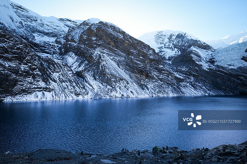 西藏山南乃钦康桑雪山康布冰川湖图片素材