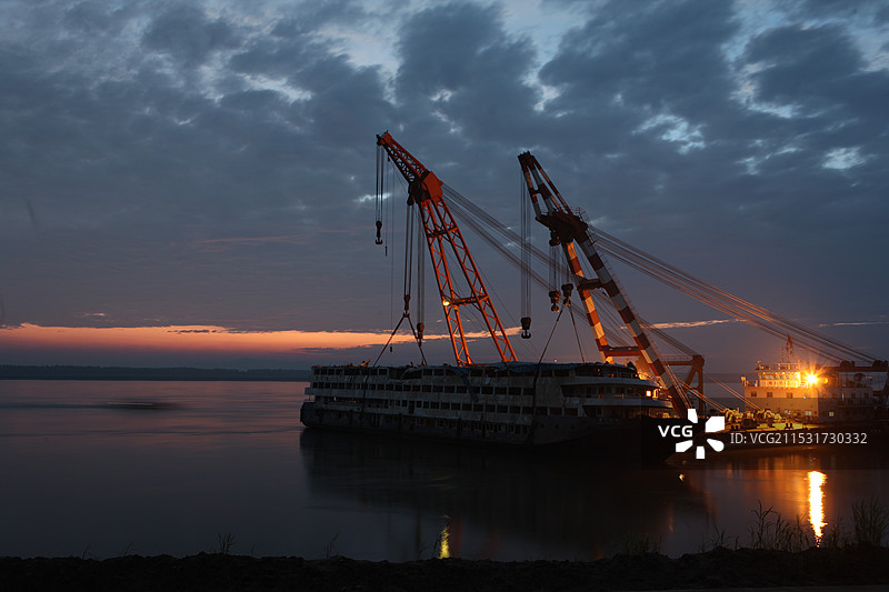 打捞东方之星客轮图片素材