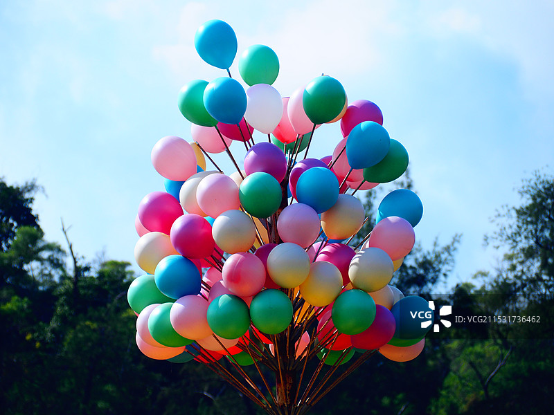 气球对天的低角度视图图片素材