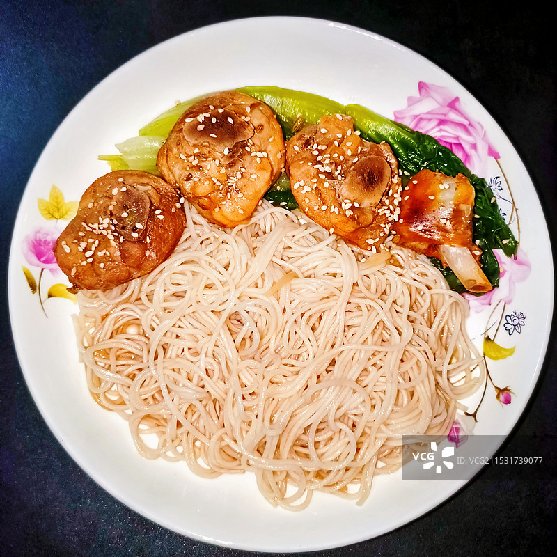 桌上盘子里的生菜鸡腿面图片素材