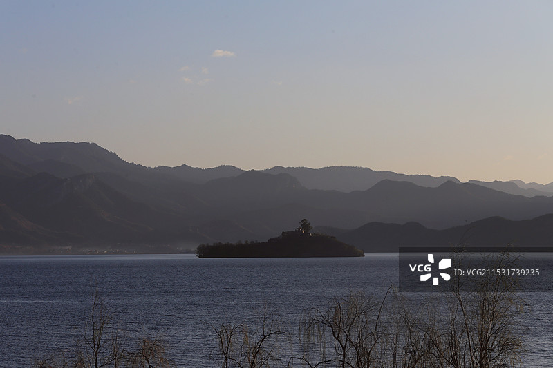 清晨的泸沽湖图片素材