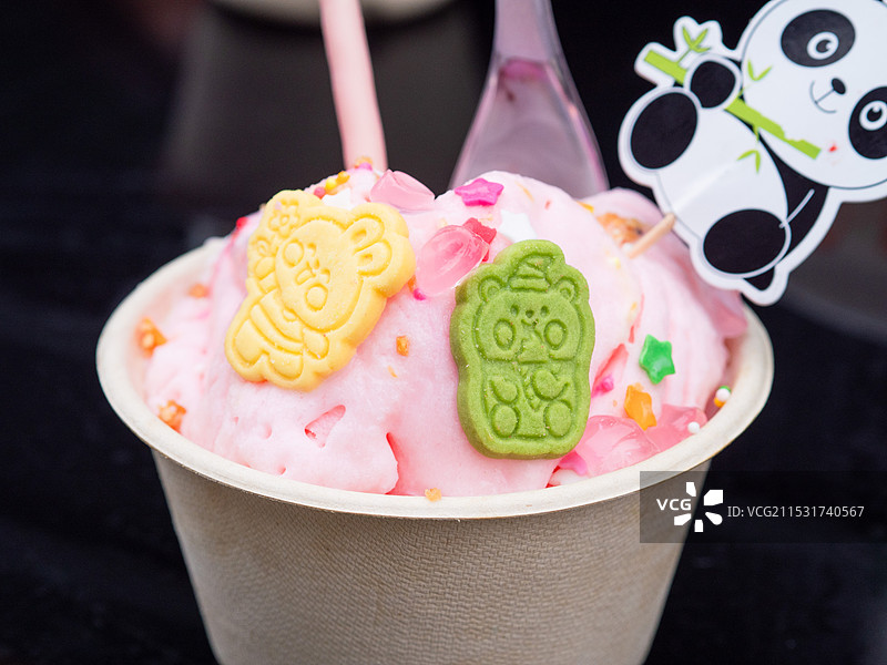 桌上纸杯蛋糕的特写镜头图片素材