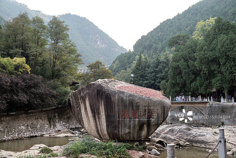 河中的巨石 河水与石头 宝鸡景点 姜太公钓鱼台图片素材