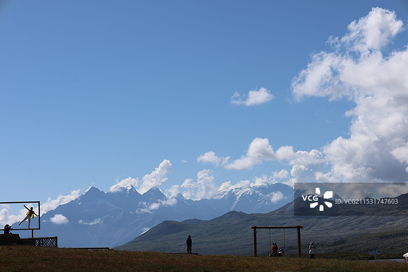 夏天青山绿水的川西是很多人的旅游目的地图片素材