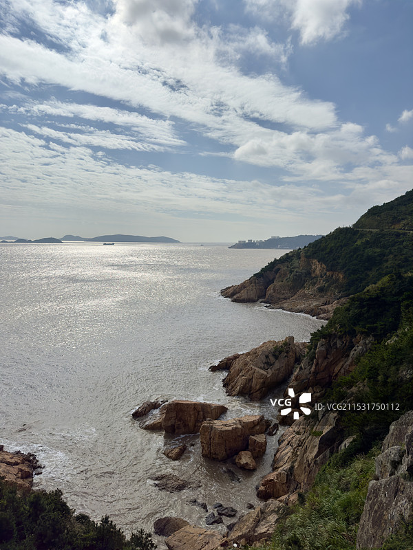 石塘海岸绿道：阳光下的礁石与海浪画卷图片素材