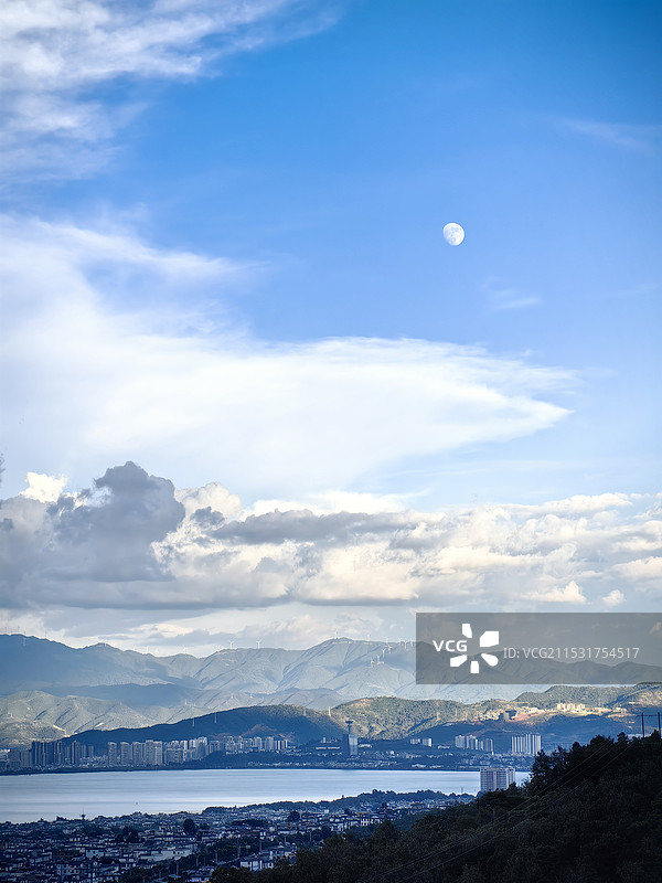 月亮 云 湖 山 城市图片素材