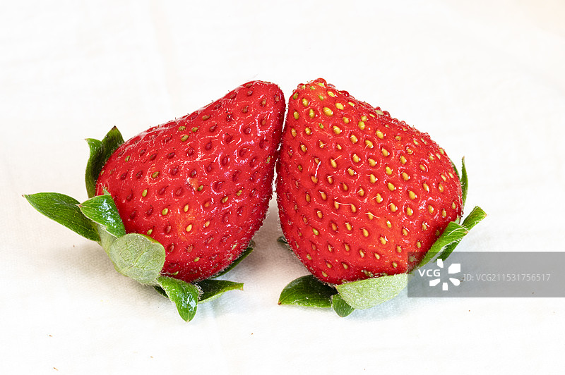 桌子上草莓的特写镜头图片素材