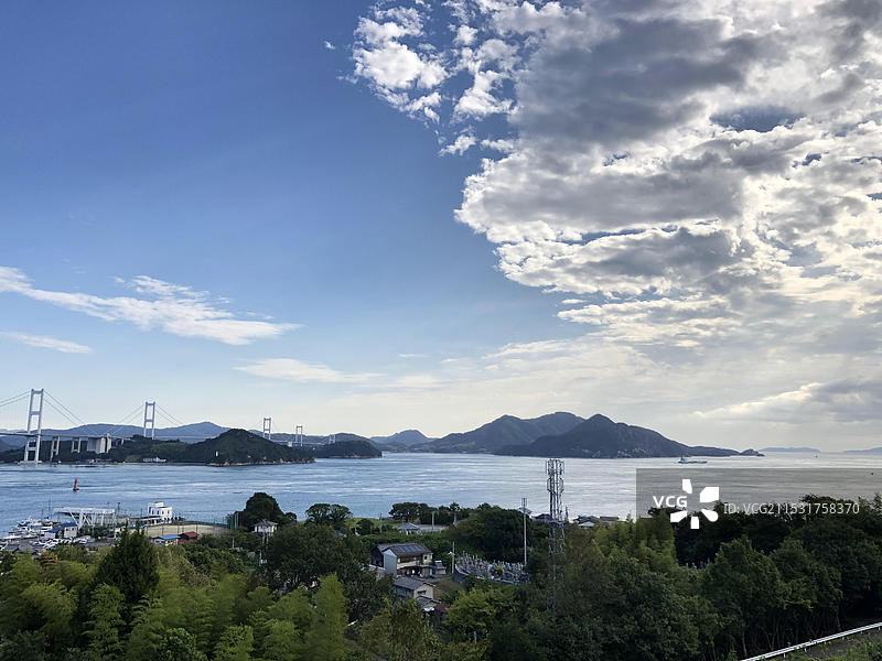 日本爱媛县来岛海峡大桥天际线风光图片素材