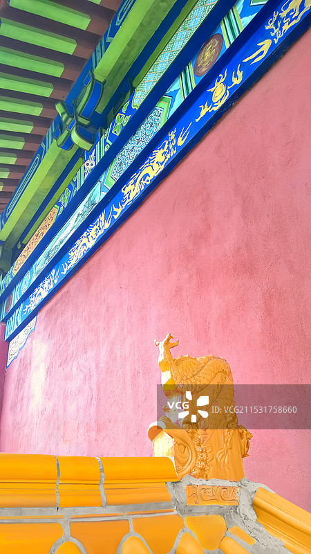 哈尔滨阿城区金太祖陵的红墙额枋鸱吻图片素材