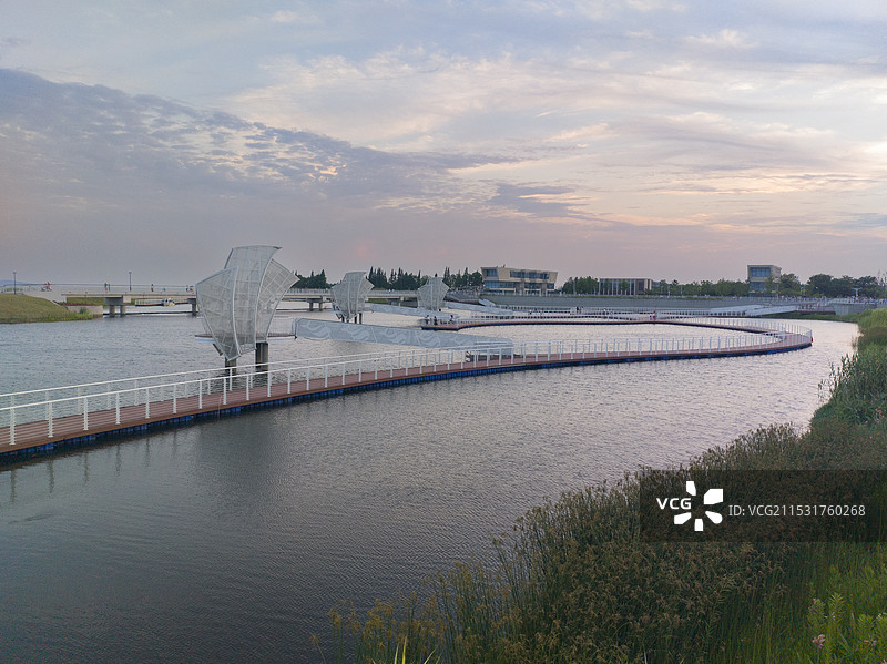 无锡小溪港湿地公园水面上的休闲步道图片素材