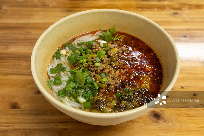 中国四川攀枝花特色地方小吃烂刀牛肉米线，肉末豇豆粉丝粉条，美食静物特写图片素材