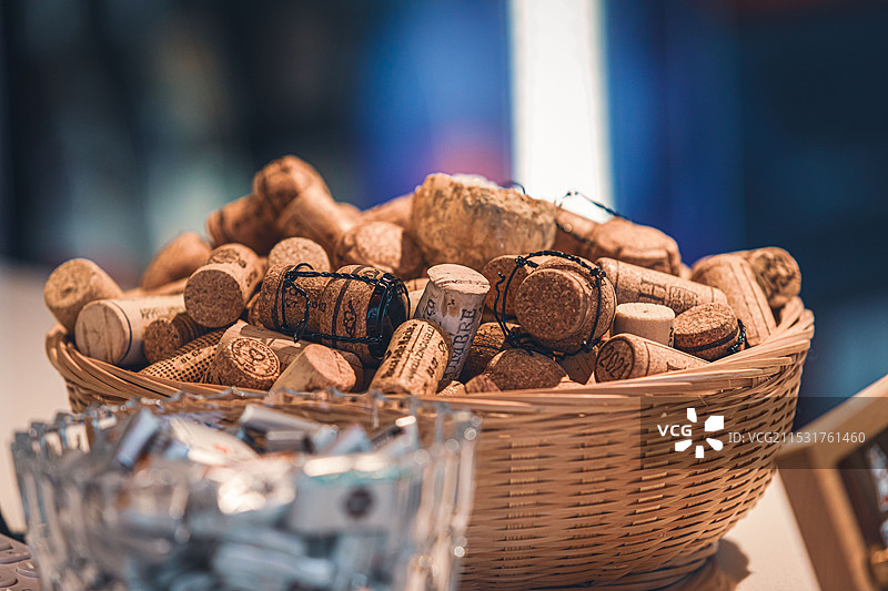 酒吧里红酒塞子成堆的特写图片素材