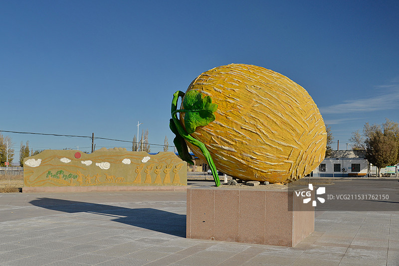蓝天下的建筑结构特写，新疆哈密，淖毛湖兵团广场，哈密瓜雕塑图片素材