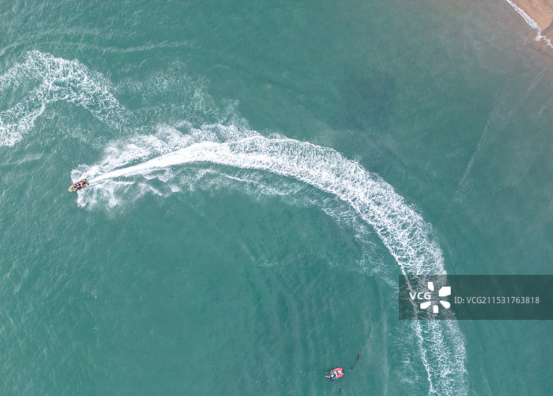 航拍海洋上的滑板冲浪运动和划船图片素材