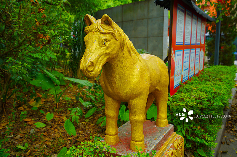 中国广东省东莞市虎门镇白沙村郭都真人古观十二生肖雕像图片素材