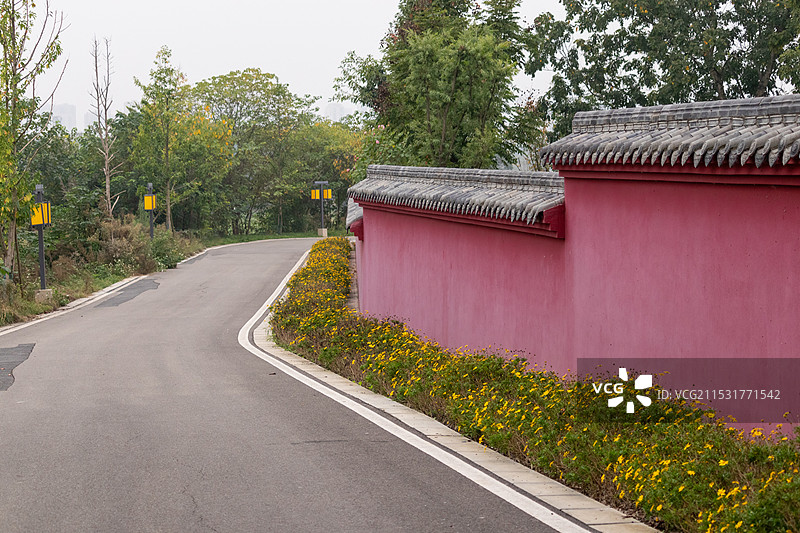 中国四川省成都市青龙湖公园明蜀王陵，红墙与道路，悠闲散步健身道的风景图片素材