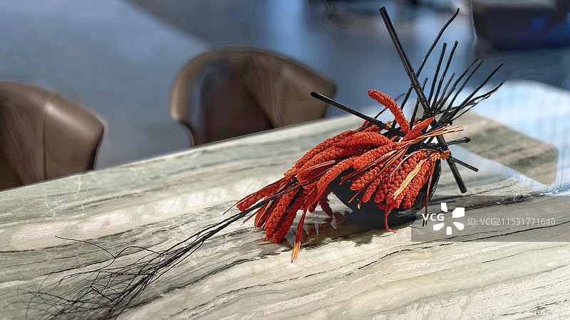 现代餐桌上的装饰物图片素材