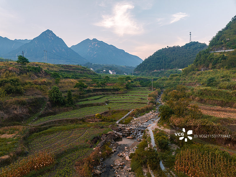 晨曦中的山间田野图片素材