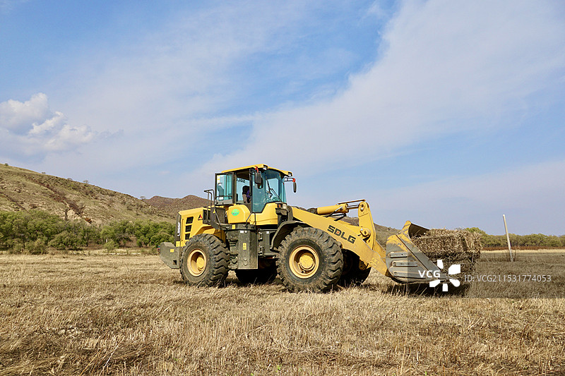 运草垛的黄色铲车图片素材