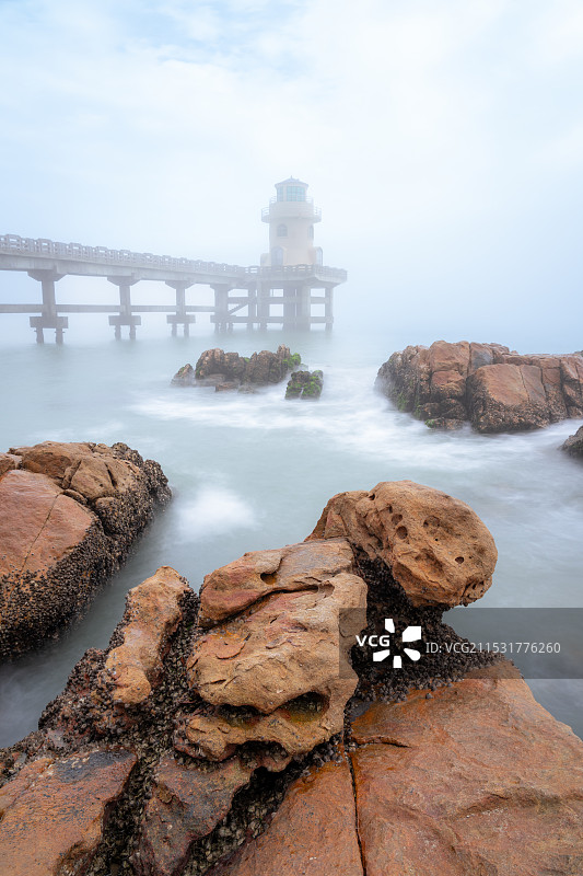 海边岩石上的灯塔图片素材