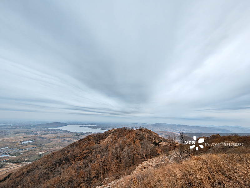 冬天立冬节气，阴雨天爬莒县屋楼崮山顶看日出，松树图片素材