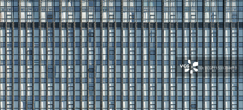 城市建筑上的窗户图片素材