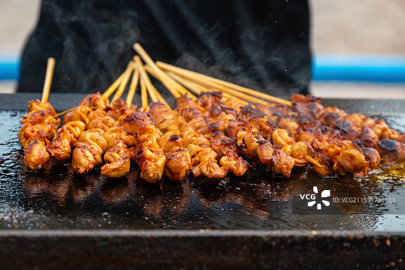 山东青岛路边的铁板烤海螺肉图片素材