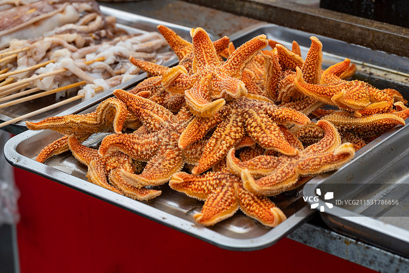 青岛路边特色小吃铁板海星鱿鱼图片素材