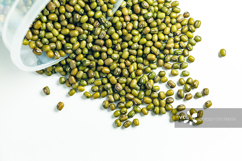 绿豆 五谷杂粮夏天药食同源 白色背景静物特写图片素材