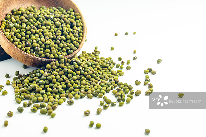 绿豆 五谷杂粮夏天药食同源 白色背景静物特写图片素材