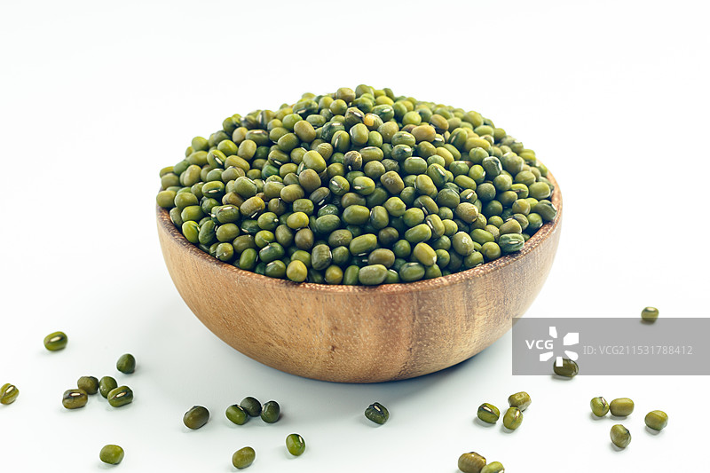 绿豆 五谷杂粮夏天药食同源 白色背景静物特写图片素材