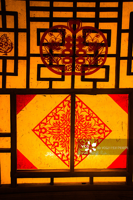 陕西民间剪纸窗花艺术窗户上贴着的剪纸图片素材