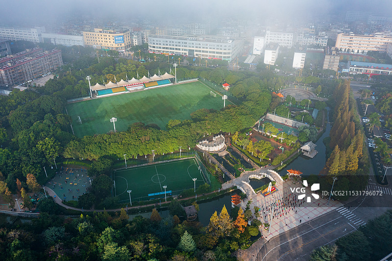 晨雾笼罩中的云南省玉溪市红塔区红塔文体中心图片素材