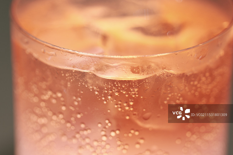 玻璃中冰块气泡饮料特写镜头图片素材