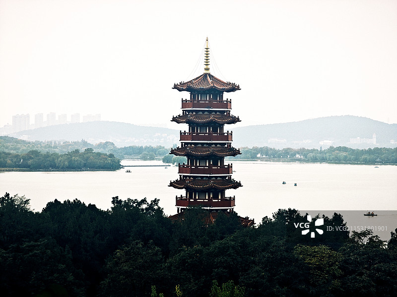 秋日午后黄昏中的江苏徐州云龙湖风景区金山公园苏公塔建筑景观图片素材